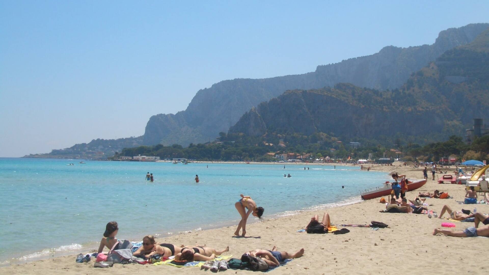 Como las plazas son limitadas, la ventaja que tienen estas APP es que permite a los usuarios evitar la cola al llegar al balneario y, por sobre todas las cosas, asegurarse de que van a poder contar con aquellos elementos que deseen para disfrutar unas horas escuchando el ruido de las olas del mar.