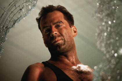 "Como le tiraban y no se moría nunca, dije: ‘Vamos con Duro de matar’”, explicó el productor sobre la traducción de la película de Bruce Willis