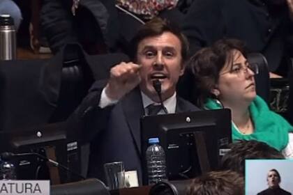 Como legislador, representando a Juntos por el Cambio