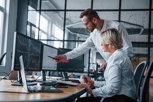 ¿Cómo les irá a los signos en el trabajo durante diciembre 2025?