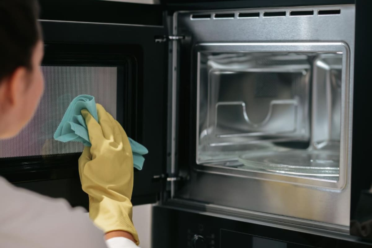 Um truque caseiro para tirar a gordura do forno com dois ingredientes que você com certeza terá em casa