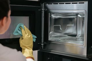 Cómo quitar la grasa del horno con dos ingredientes que seguro tenés en casa