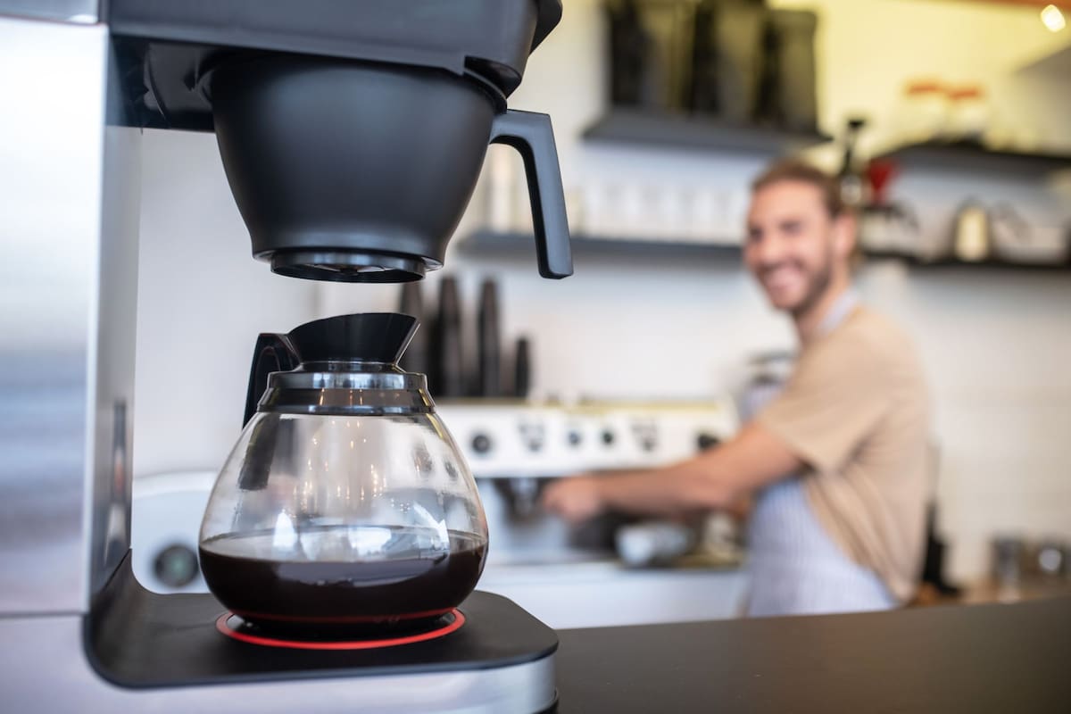 Cómo limpiar la cafetera por dentro y por qué hacerlo cada mes puede mejorar tu salud
