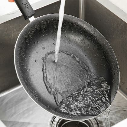 Cómo limpiar sartenes oxidadas con ingredientes de cocina y sin químicos