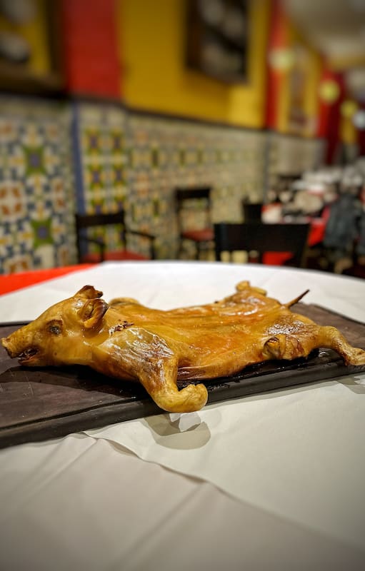 Como lleva unas dos horas de cocción, el cochinillo debe encargarse el día anterior o algunas horas antes de ir al restaurante.