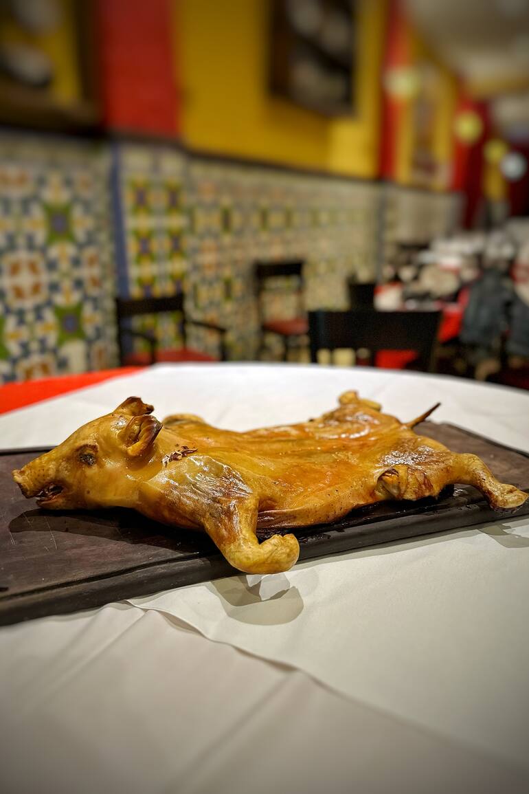Como lleva unas dos horas de cocción, el cochinillo debe encargarse el día anterior o algunas horas antes de ir al restaurante.