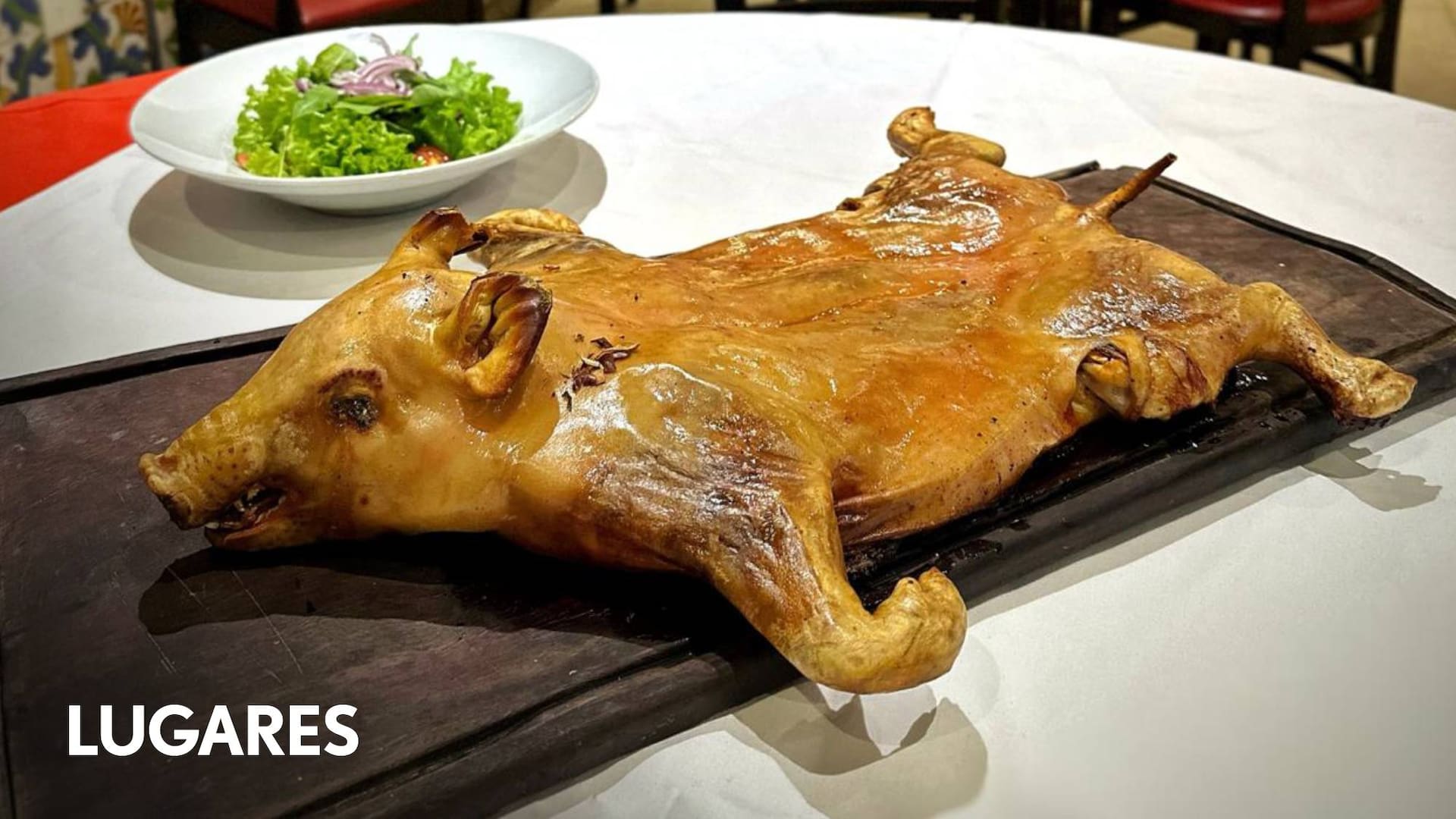 Como lleva unas dos horas de cocción, el cochinillo debe encargarse el día anterior o algunas horas antes de ir al restaurante.