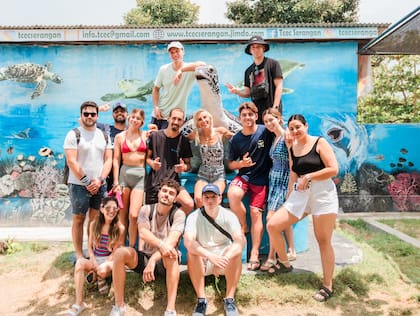 “¿Cómo lograr hacer amigos? Mi respuesta fue: a través del deporte. Así que me compre una tabla de surf y un skate, y, a través del deporte, encontré una comunidad de amigas que se ha convertido en mi familia en España"