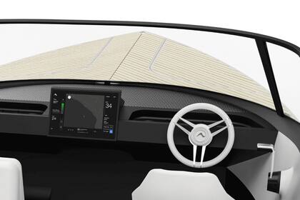 Como los autos eléctricos, el Arc One preusme de una amplia pantalla táctil y actualizaciones de software