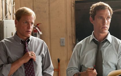 Como los dos investigadores en True Detective (2014)