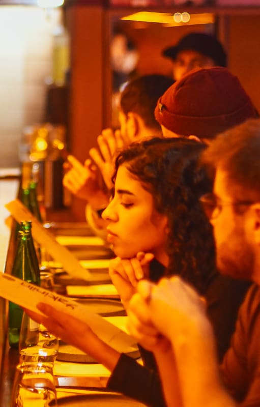 Como los izakayas japoneses, el nuevo restó recrea un ambiente informal con vinilos y platitos para picar.