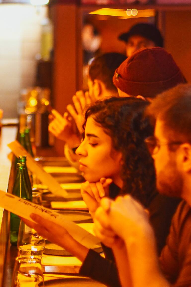 Como los izakayas japoneses, el nuevo restó recrea un ambiente informal con vinilos y platitos para picar.