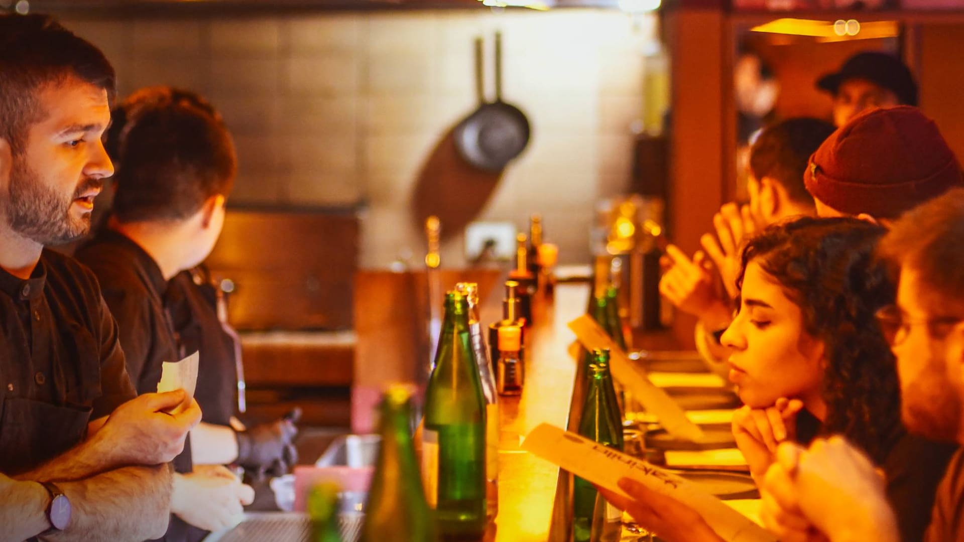 Como los izakayas japoneses, el nuevo restó recrea un ambiente informal con vinilos y platitos para picar.