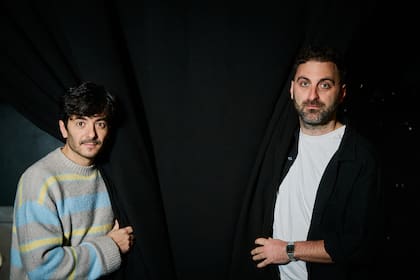 "Como los protagonistas son mellizos y, en realidad, nosotros no nos parecemos en nada, la peluca nos unifica. Somos mellizos de pelo", bromean los actores, formados en la Universidad Nacional de las Artes (UNA)