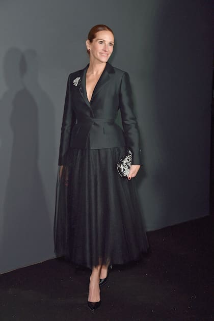 Como madrina del Premio Chopard, hizo una segunda aparición en total black, con la mítica chaqueta Bar de Dior –le sumó un broche en forma de rosa sobre la solapa– y falda de tul.