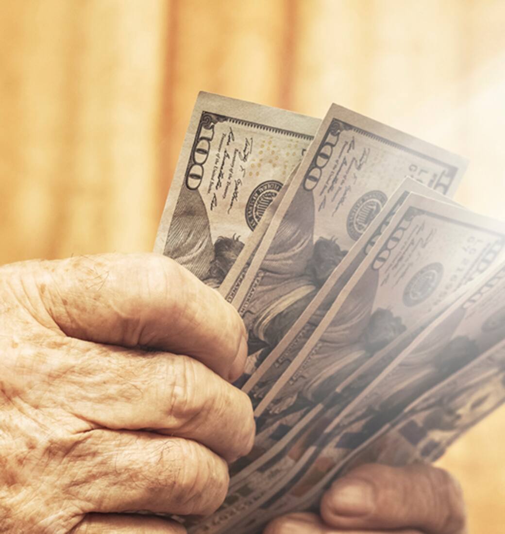 Cómo manejan el dinero los adultos mayores
