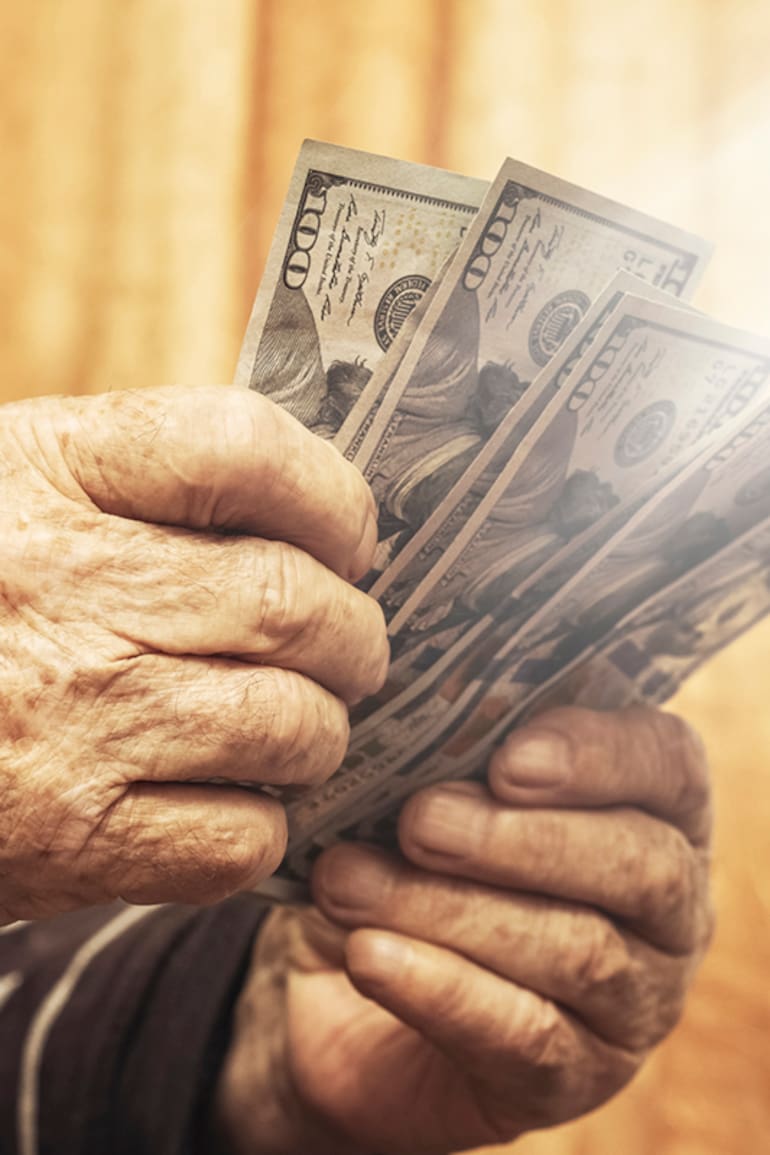 Cómo manejan el dinero los adultos mayores