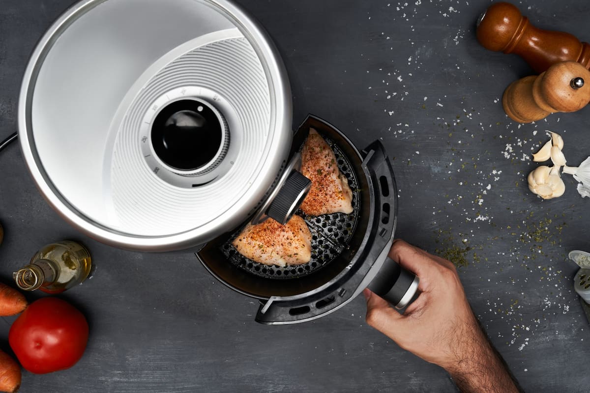 ¿Cómo mantener la Air Fryer limpia y sin olores?