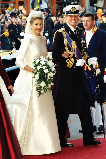 Como marca el protocolo holandés, Máxima y Guillermo entraron a la iglesia tomados del brazo y precedidos por los pajes. Detrás de la novia iban sus damas de honor, su hermana menor, Inés, y una prima del príncipe Guillermo, quienes eran las encargadas de sujetar la cola del vestido.