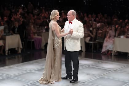 Como marca la tradición, los príncipes Alberto y Charlene inauguraron la velada con el baile para dos en la pista