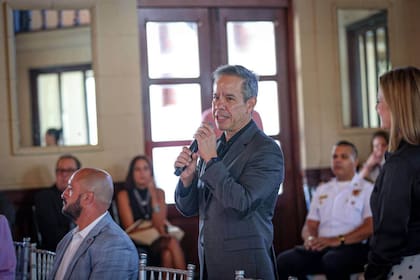 Como medida concreta, el alcalde ordenó a la policía municipal abstenerse de colaborar en estas acciones de control migratorio para garantizar la seguridad de todos los habitantes