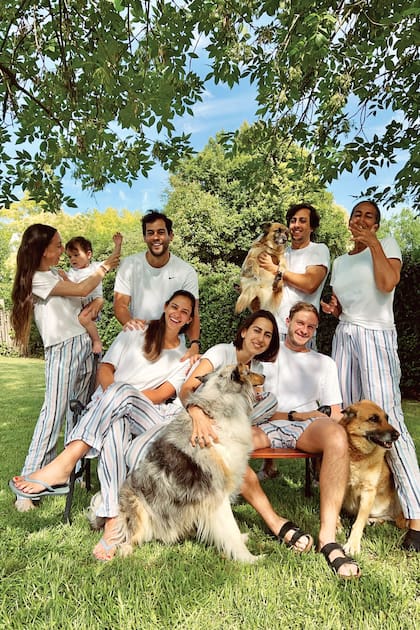 “Como mi hijo Joaquín vive en Miami y mi hija Manuela en Berlín, nos juntamos para las fiestas y yo –por tradición– les regalo el mismo pijama a todos”, dice. En la foto vemos a la ex modelo junto a sus hijos Juan María, Joaquín y Manuela Azcue, quienes posan con sus respectivas parejas. También está Benicio, el primer nieto de Gabriela.