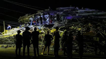 Como miles de sobrevivientes en Venezuela, los hermanos y su padre estuvieron días buscando entre los escombros los cuerpos de sus familiares