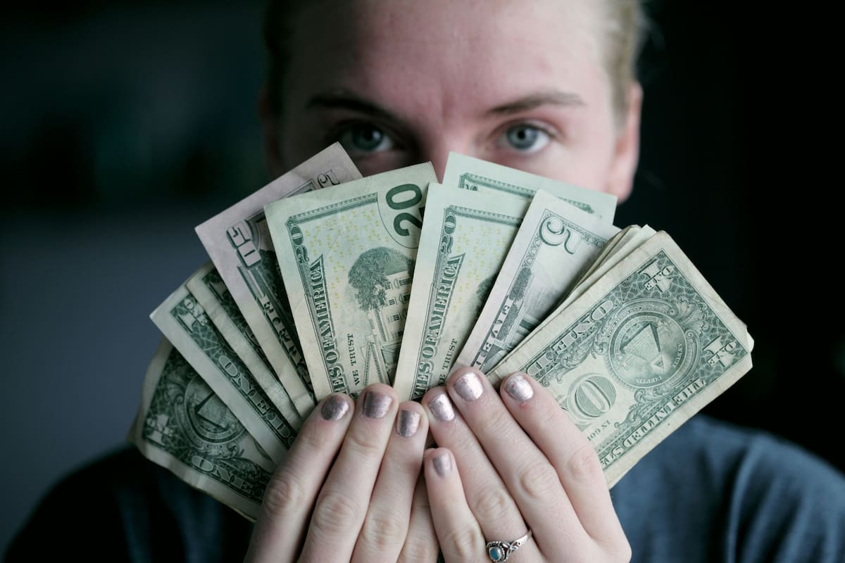Como mínimo, Rhode Island pagará 16 dólares por hora a sus trabajadores (Unsplash)