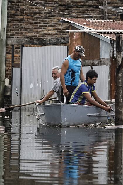 Como muchas familias no abandonan sus casas pese a que el agua sigue alta, la ayuda llega gracias a voluntarios que se acercan en botes