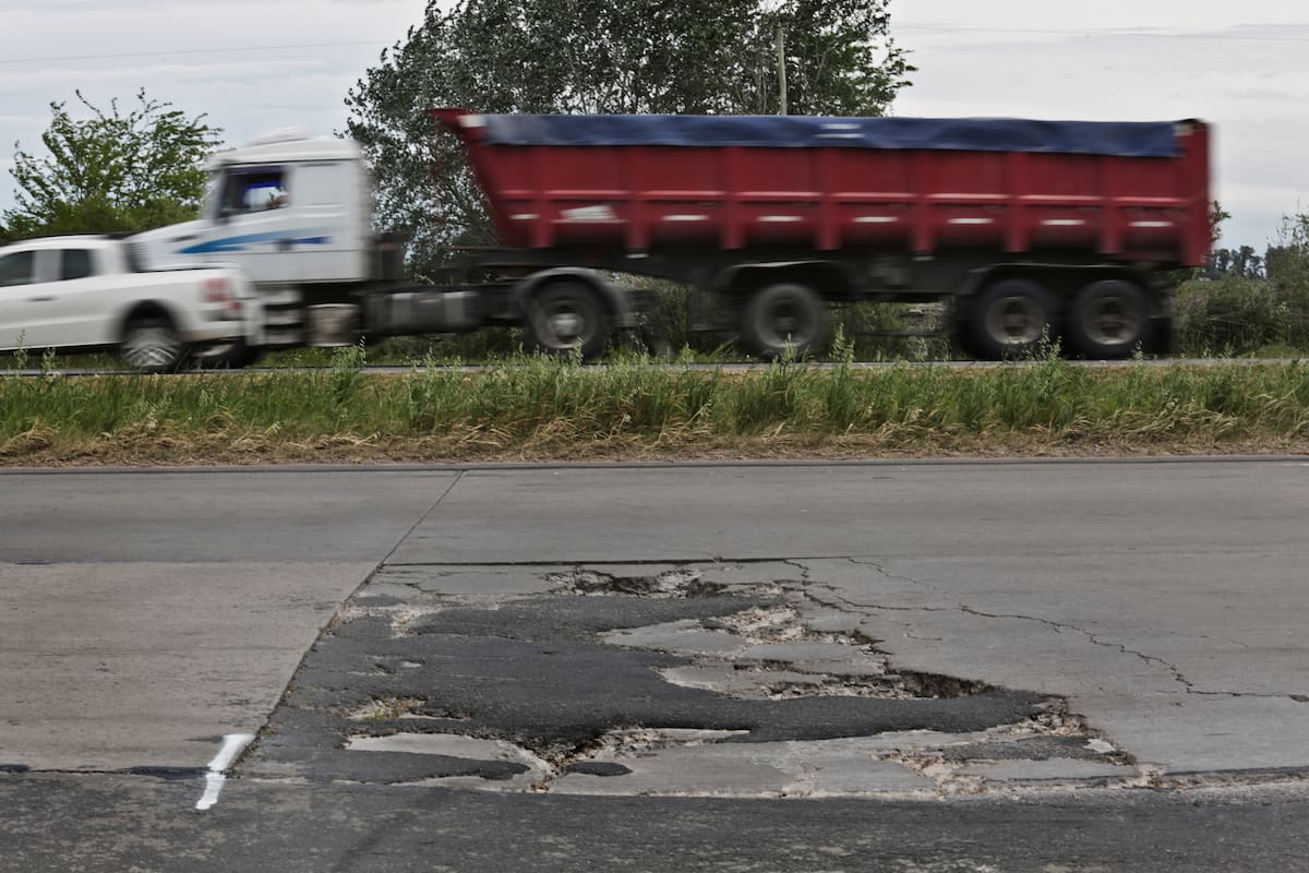 Como muchas rutas argentinas, la 6 es un peligroso camino de cráteres