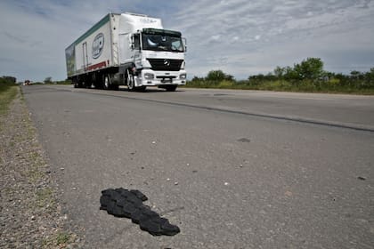 Como muchas rutas argentinas, la 6 es un peligroso camino de cráteres