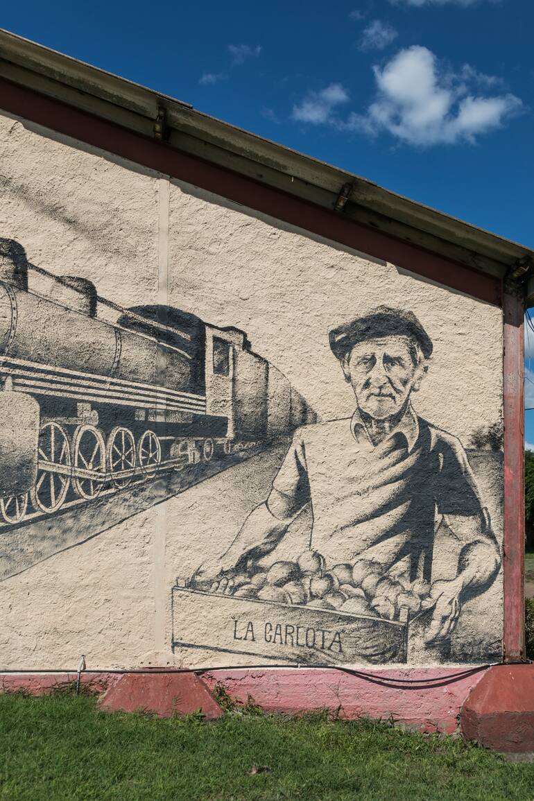 Como muchos otros, el pueblo rural tuvo su prosperidad hasta que dejó de pasar el tren.