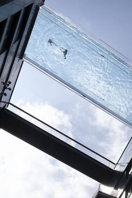 Como nadar en el aire. A 35 metros de altura, hace unos meses se inauguró una piscina flotante, entre dos edificios en el complejo Embassy Gardens de Londres
