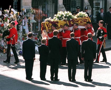 Como no había nada previsto para el funeral de la princesa Diana, se activó “Operación Tay Bridge”, el protocolo que había ideado la Reina Madre para su despedida. Tay Bridge es un puente ferroviario situado en Dundee, Escocia. Lo increíble del caso es que Isabel, la madre de Isabel II, pudo ver cómo funcionaba el funeral que había planeado para sí misma. Recién moriría cinco años después de Lady Di.