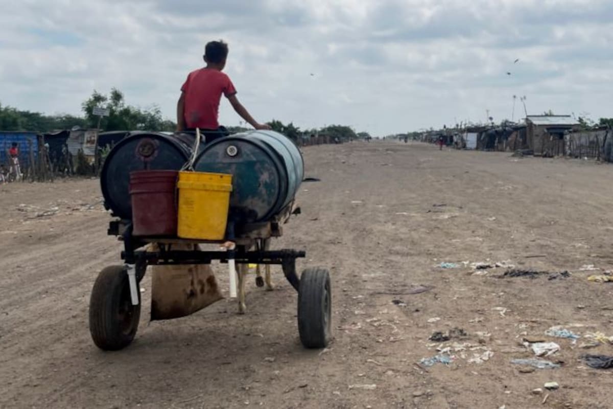 Como no hay sistema de servicios, los vecinos recogen el agua del mar y la traen y venden en el asentamiento. Las distribuyen en los famosos "aguaeburro"