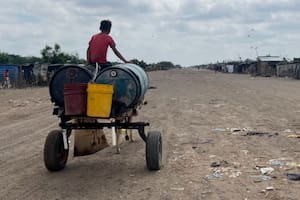 Como no hay sistema de servicios, los vecinos recogen el agua del mar y la traen y venden en el asentamiento. Las distribuyen en los famosos "aguaeburro"