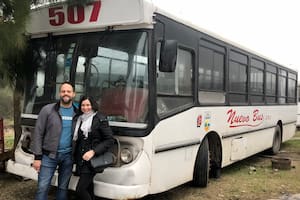 Como no podían comparar un motorhome, decidieron poner manos a la obra y armarlo ellos mismos. Jennifer Sánchez y Mariano Díaz junto al colectivo que será su nueva casa