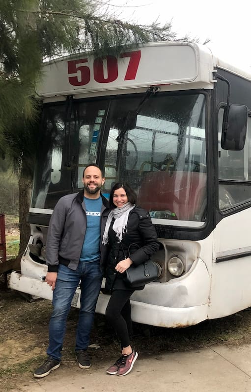 Como no podían comparar un motorhome, decidieron poner manos a la obra y armarlo ellos mismos. Jennifer Sánchez y Mariano Díaz junto al colectivo que será su nueva casa