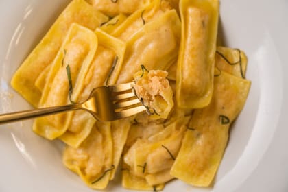 ¿Cómo no tentarse con estos lingotti de salmón con manteca y salvia?