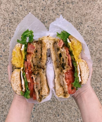 ¿Cómo no tentarse con un bagel de milanesa?