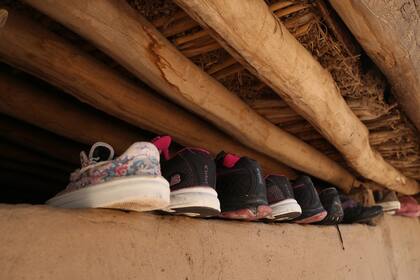 Cómo el simple hábito de sacarte los zapatos cuando entras a tu casa puede traer beneficios enormes para tu salud