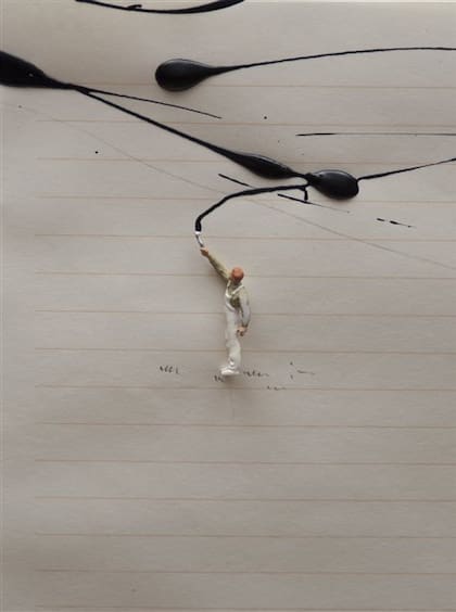 Como objeto inspirador, Porter eligió un figurín de un personaje que utiliza mucho en sus obras. En este detalle de una de ellas aparece dibujando.
