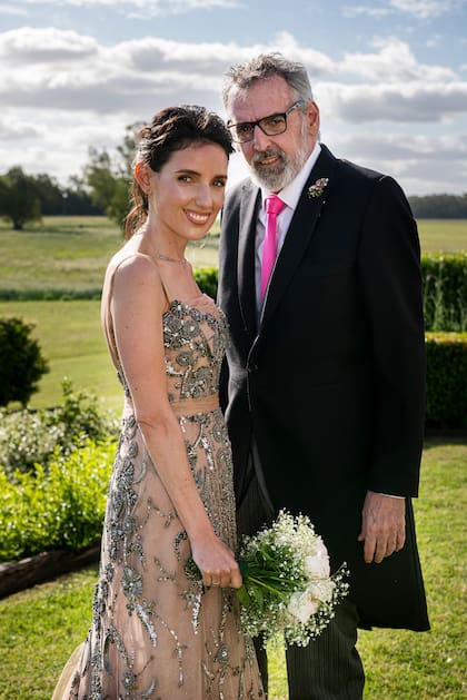 "Como padre y diseñador el vestido de Marina fue el más lindo que hice en 35 años de carrera. Fue el sueño de mi vida vestir a mi reina", aseguró Benito.