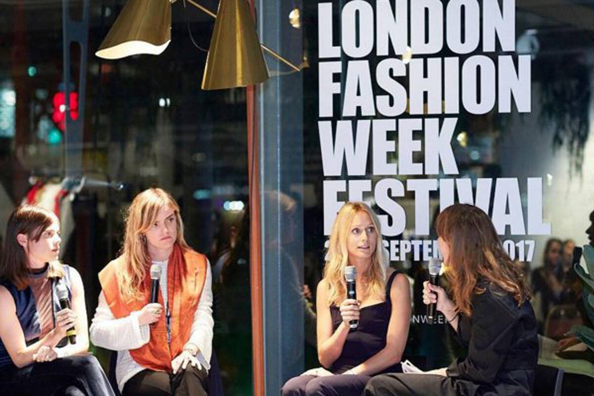 Como parte de la agenda de actividades, London Fashion Week organizó charlas sobre lujo.
