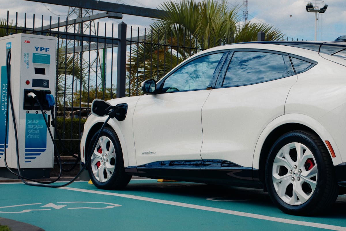 Como parte de la alianza con FORD, los clientes que adquieran un MUSTANG MACH E accederán a la membresía de YPF PUNTO ELECTRICO bonificada durante todo 2024.