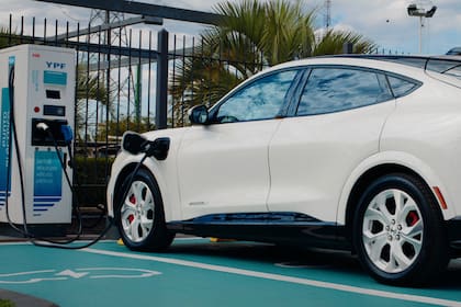 Como parte de la alianza con FORD, los clientes que adquieran un MUSTANG MACH E accederán a la membresía de YPF PUNTO ELECTRICO bonificada durante todo 2024.