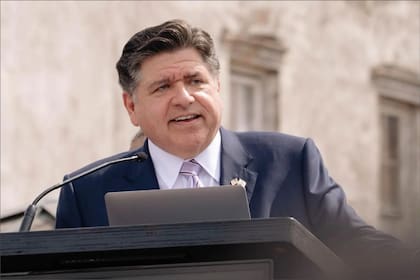 Como parte de la cuarta ronda de subvenciones del proyecto NEVI en Illinois, el gobernador JB Pritzker colocará estaciones de carga rápida en lugares estratégicos del estado