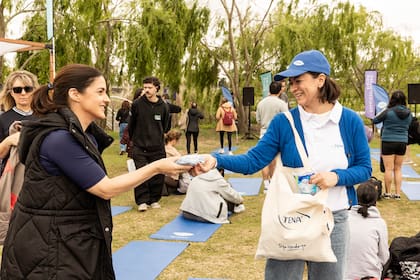 Como parte de la experiencia de la marca en el festival, las participantes recibieron muestras de productos TENA después de la actividad.