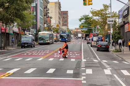 Como parte de la instalación del carril exclusivo para autobuses, el Departamento de Transporte de la Ciudad de Nueva York incorporó mejoras de seguridad en ocho intersecciones a lo largo del corredor y en calles adyacentes