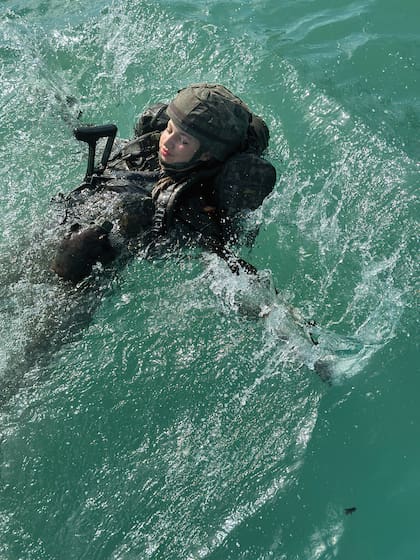Como parte de la instrucción, los cadetes tuvieron que tirarse al agua con todo su equipo.